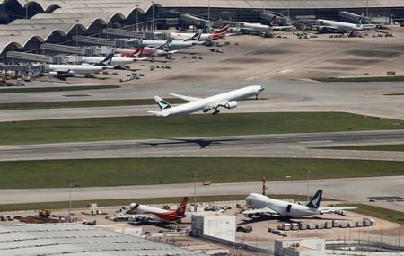 国連の国際民間航空機関（ＩＣＡＯ）は、新型コロナウイルスの感染拡大に伴うキャンセルの増加で、世界の航空会社の売上高が今年第１・四半期に４０億ドル━５０億ドル減少する可能性があるとの試算を示した。写真は２０１９年９月、香港国際空港で撮影（２０２０年　ロイター/Amr Abdallah Dalsh）