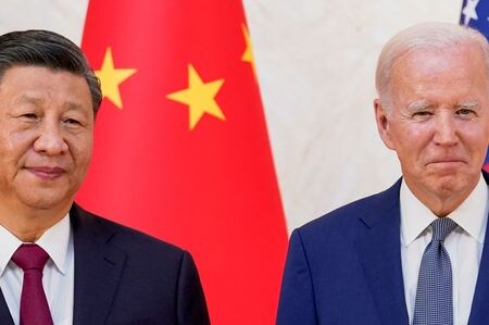 中国の習近平国家主席は１４日に行ったバイデン米大統領との会談で、台湾問題は「中国の核心的な国益」であり、米中関係の第一の「レッドライン（越えてはならない一線）」だと伝えた。写真はインドネシアのバリ島で会談に臨む中国の習近平国家主席と米国のバイデン大統領（２０２２年　ロイター／Kevin Lamarque）