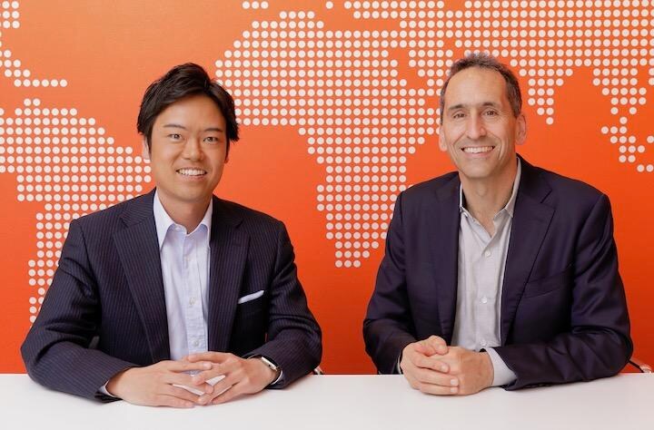 エンサイスの代表取締役社長・木村仁氏（左）と、Veeva SystemsのCEO・ピーター・ガスナー氏（右）