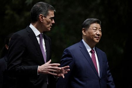 サンチェス首相と中国の習近平国家主席。2025年4月11日撮影　ANDRES MARTINEZ CASARES/REUTERS　代表撮影