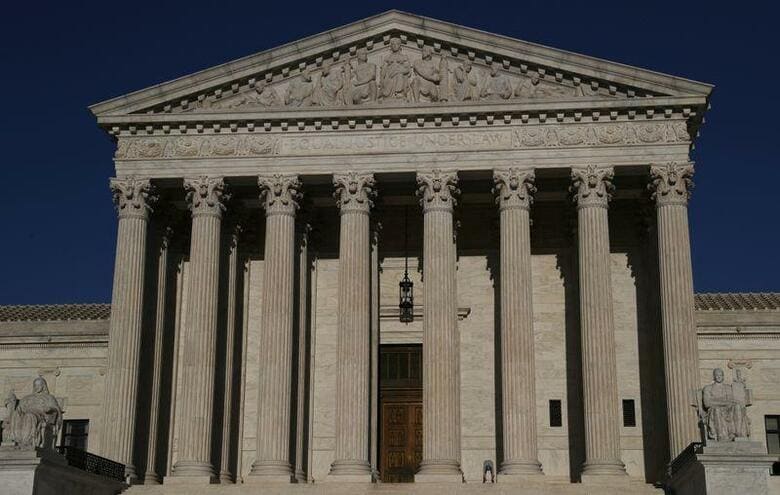米最高裁は13日、新型コロナウイルスの感染拡大を受け、史上初めて電話会議で裁判を実施すると発表した。写真はワシントンで6日撮影（2020年　ロイター／LEAH MILLIS）