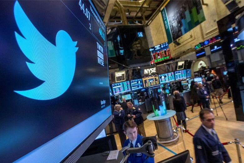 米ツイッターは12日、一部の従業員に対し、期限を定めずに在宅業務を行うことを認めると発表した。ニューヨーク証券取引所で2013年11月撮影（2020年　ロイター/Brendan McDermid）