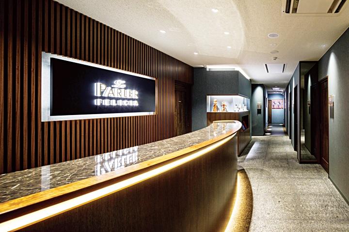 「ラ・パルレ フェリシア」新宿店の店内。1歩足を踏み入れるとシックな空間が広がる。