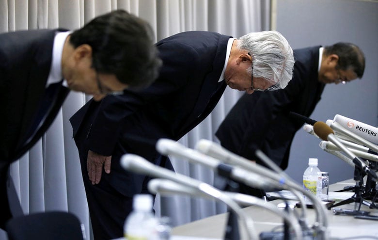 11月10日、製品検査データの偽装について記者会見で謝罪した神戸製鋼所の川崎博也会長兼社長（中央）ら 　Toru Hanai-REUTERS