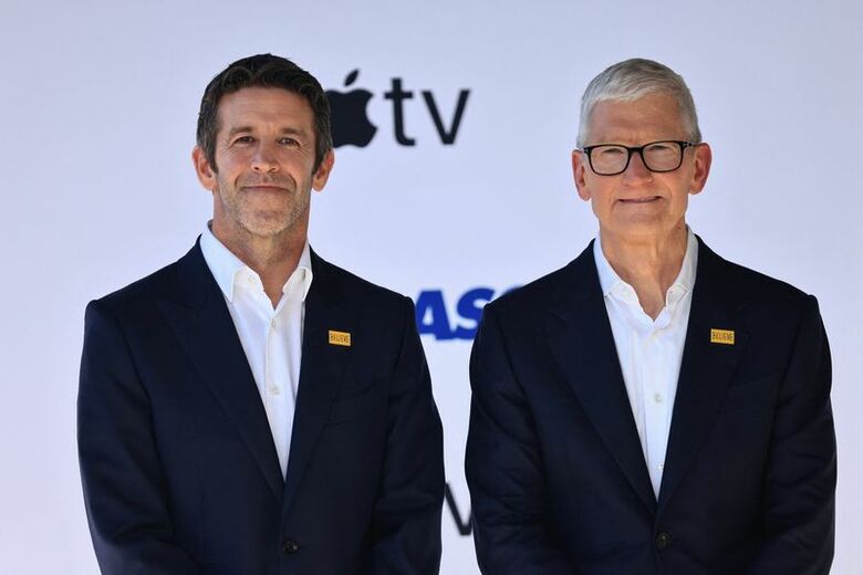 アップルのティム・クックＣＥＯ（右）と次期ＣＥＯのジョン・ターナス氏。ロサンゼルスで開かれたＴＶシリーズ「テッド・ラッソ」シーズン４のプレミア上映会で7月27日撮影。REUTERS/David Swanson