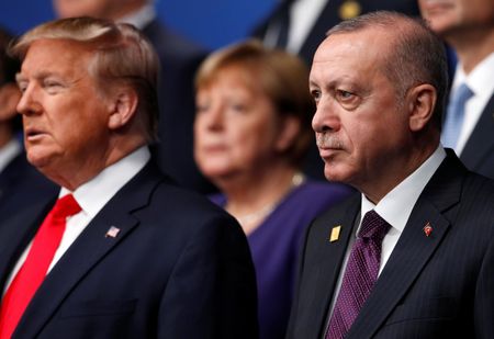 トランプ米大統領は５日、トルコのエルドアン大統領（右）と電話会談を行い、ロシア・ウクライナ戦争のほか、シリアやパレスチナ自治区を巡る問題などについて「生産的な」協議を行ったと明らかにした。２０１９年１２月、英国ワトフォードで撮影（２０２５年　ロイター/Peter Nicholls）