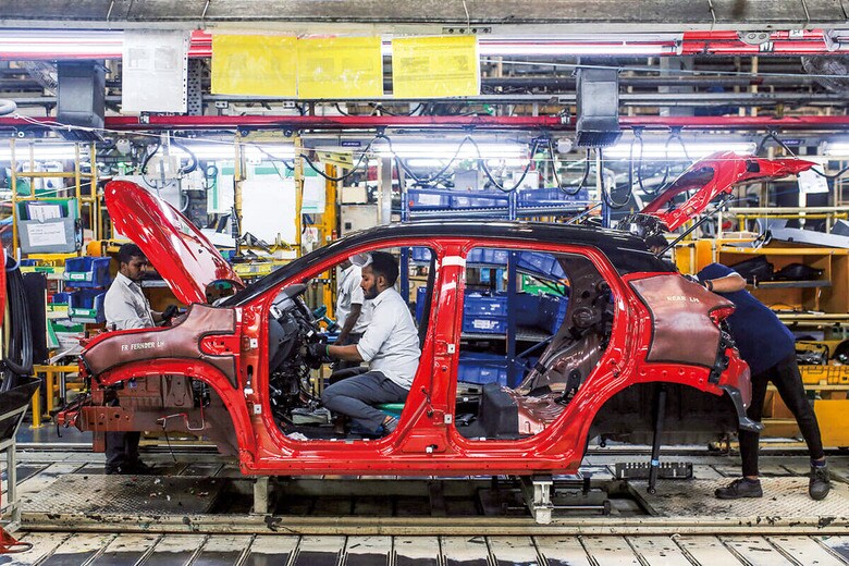 膨大な人口を養うには製造業の振興が不可欠だ（写真は南部チェンナイにあるルノー日産の自動車工場）　DHIRAJ SINGHｰBLOOMBERG/GETTY IMAGES