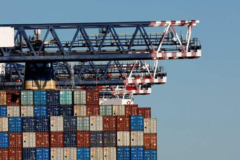 写真はボタニー港の貨物コンテナとクレーン。8月6日、シドニーで撮影。REUTERS/Izhar Khan