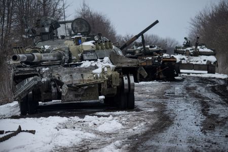 3月８日、米国防総省高官はロシアのウクライナ侵攻が１３日目に入った現在でも、両国の戦闘能力は共に大部分がまだ利用できる状態にあるとの見方を示した。写真は３月７日、ウクライナのスムイ近辺のロシア軍の戦車（２０２２年　ロイター／Irina Rybakova/Press service of the Ukrainian Ground Forces）