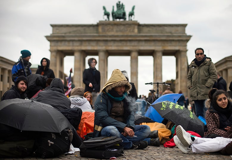 ドイツでの難民登録を求め、ハンガーストライキをするアフガニスタンやイランの難民たち（ベルリン、10月25日）　Thomas Peter-REUTERS