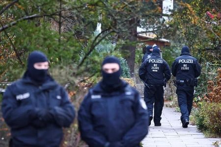 　ドイツ連邦検察庁は、国家転覆を図っているとされる極右団体のメンバーおよび支持者と見られる２５人を、７日早朝の一斉捜査で身柄を拘束したと発表した。写真は２５人の拘束後、ベルリンで撮影した警官ら（２０２２年　ロイター／Christian Mang）