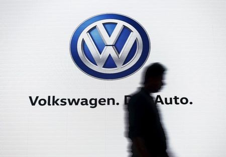 　１０月７日、独フォルクスワーゲン（ＶＷ）の米国法人のマイケル・ホーンＣＥＯは、排出ガスをコントロールするための補助デバイスとして当局に開示する必要のあったソフトウエアを２０１６年モデルから回収したことを明らかにした。６月撮影（２０１５年　ロイター/Anindito Mukherjee）