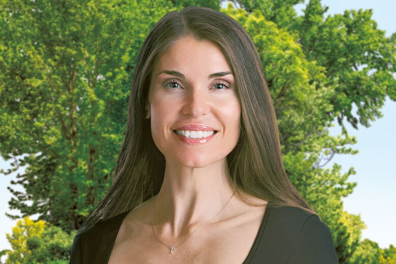 自分の過去に向き合い、新たな被害者の支援に取り組むテレサ・ヘルム　NCOSE, ARTISTE2D3D/SHUTTERSTOCK (BACKGROUND)