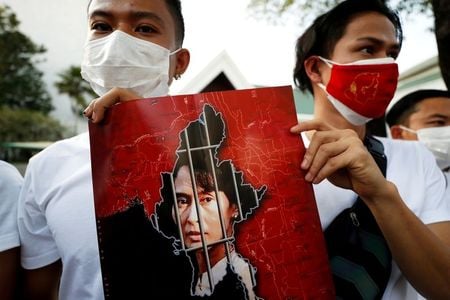 ミャンマー警察は、アウン・サン・スー・チー氏を輸出入法違反の容疑で訴追し、１５日までの拘留を求めている。タイ・バンコクの国連施設前で抗議するミャンマー出身者、２日撮影。（２０２１年　ロイター/Jorge Silva）
