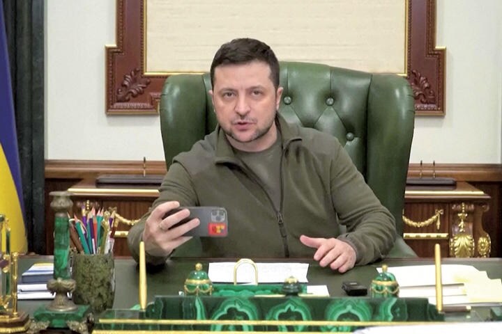 ゼレンスキーの熱いメッセージはロシアでも急速に拡散している　UKRAINIAN PRESIDENT OFFICE-REUTERS