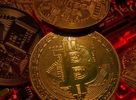 　３月２４日、証券監督者国際機構は、分散型金融（ＤｅＦｉ、ディーファイ）は伝統的な市場を反映する形で進化しているため、投資家に新たなリスクをもたらしているとの認識を示した。写真はビットコインのイメージ。２０２１年５月撮影（２０２２年　ロイター/Dado Ruvic）