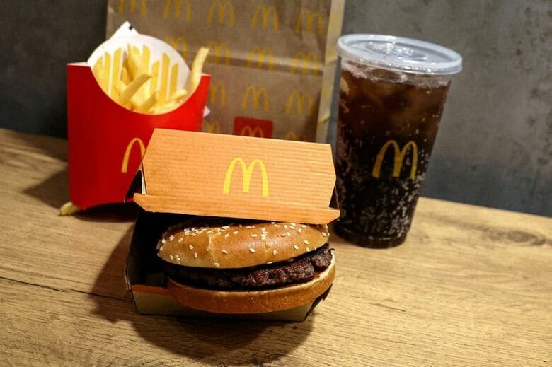 写真はニューヨークにあるマクドナルドのハンバーガーセット。2024年10月、米ニューヨーク市内の店舗で撮影。REUTERS/Brendan McDermid