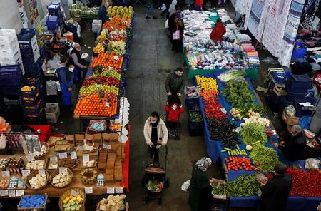 　世界各地の開発途上国・新興市場国で暮らす数百万の人々にとって、主食となる食材が生活必需品からぜいたく品へと変わりつつある。写真はイスタンブールの市場で１月撮影（２０２２年　ロイター／Dilara Senkaya）