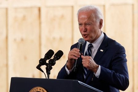 バイデン米大統領は６日、半導体受託生産の世界最大手、台湾積体電路製造（ＴＳＭＣ）のアリゾナ工場を訪れた。写真は１２月６日、アリゾナ州フェニックスで撮影（２０２２年　ロイター/Jonathan Ernst）