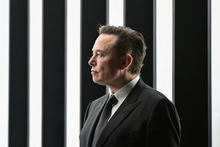 １２月１９日、米電気自動車（ＥＶ）大手テスラが２０１８年に承認したイーロン・マスク最高経営責任者（ＣＥＯ＝写真）の巨額報酬パッケージについて、デラウェア州の最高裁は報酬案を無効とした下級審の判断を覆した。2022年3月撮影（２０２５年　ロイター /Patrick Pleul）