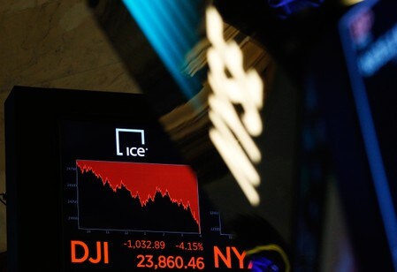 　２月９日、世界的な金融市場の動揺が収まらない。ＮＹ証券取引所で８日撮影（２０１８年　ロイター/Brendan Mcdermid）