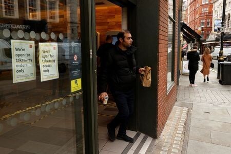 　米マクドナルドは５月１２日、英国とアイルランドで新型コロナウイルス感染拡大に伴って実施されていた道路規制が緩和されていることを受け、６月初めまでに両国のドライブスルー店舗をすべて再開するとの計画を明らかにした。３月１８日、ロンドンの店舗で撮影（２０２０年　ロイター/John Sibley）