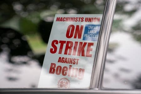 　１０月２４日、米ホワイトハウスは航空機大手ボーイングとストライキ中の工場労働者が加盟する労働組合に対し、合意に向けた取り組みを継続するよう促していると明らかにした。写真はボーイング労働者がストライキ中であることを示す貼り紙。２３日、ワシントン州レントンで撮影（２０２４年　ロイター/David Ryder）
