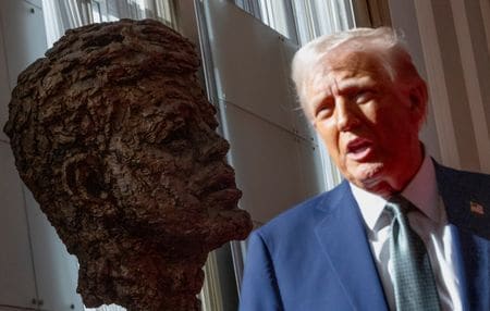 　３月１７日、トランプ米大統領（写真）は、１９６３年のケネディ元大統領暗殺に関する約８万ページに上る機密文書を１８日に公開すると述べた。写真は米ワシントンのケネディセンターで撮影（２０２５　ロイター／Carlos Barria）