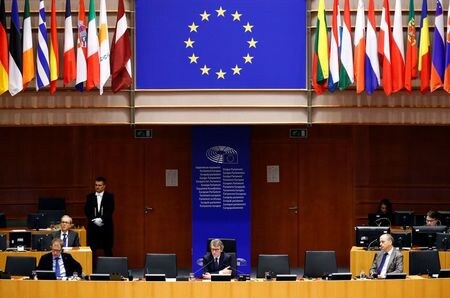 　欧州連合（ＥＵ）の欧州議会は２６日、新型コロナウイルス感染拡大の域内経済への悪影響を和らげるための緊急対応基金を承認した。また、新型コロナで打撃を受けている航空会社に配慮し、空港の発着枠規制を一時的に緩和する案も可決した。ブリュッセルで撮影（２０２０年　ロイター/Francois Lenoir）