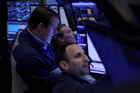 ４月１５日、ＢｏｆＡグローバル・リサーチが明らかにした月例のファンドマネジャー調査によると、２月以降の米国株の売却ペースが過去最高となった。ニューヨーク証券取引所で１４日撮影（２０２５年　ロイター/Brendan McDermid）