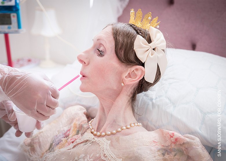 「ストーリー（欧州）」部門 『エングラ・ルイーズ』 »Sanna Sjöswärd　スウェーデンに住む元ダンサーのエングラ・ルイーズは、10歳の頃から重度の摂食障害を患い、46歳の現在の体重は25キロ未満。介助者がストローで飲み物を摂取するのを手伝う（昨年5月2日）。数十年にわたる治療を経て、現在は自宅での緩和ケアを受けている