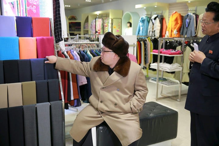 今年3月、商業施設を視察する金正恩党委員長　KCNA-REUTERS