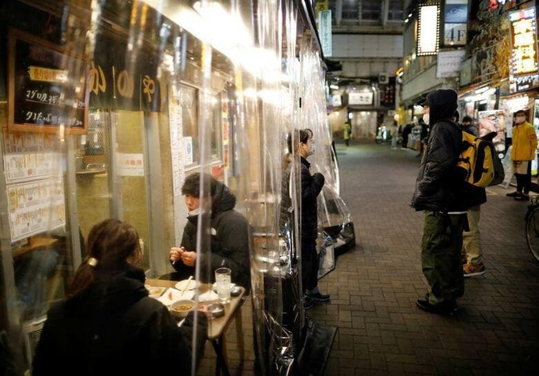東京都など１都３県を対象にした緊急事態宣言の発令が見込まれる中、企業も新たな対応を取り始めている。都内の繁華街で５日撮影（２０２１年　ロイター/Issei Kato）