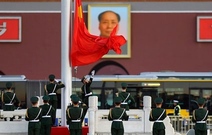 中国は今も毛沢東を敬っているように見えるが（毛の肖像の前で国旗を掲揚）