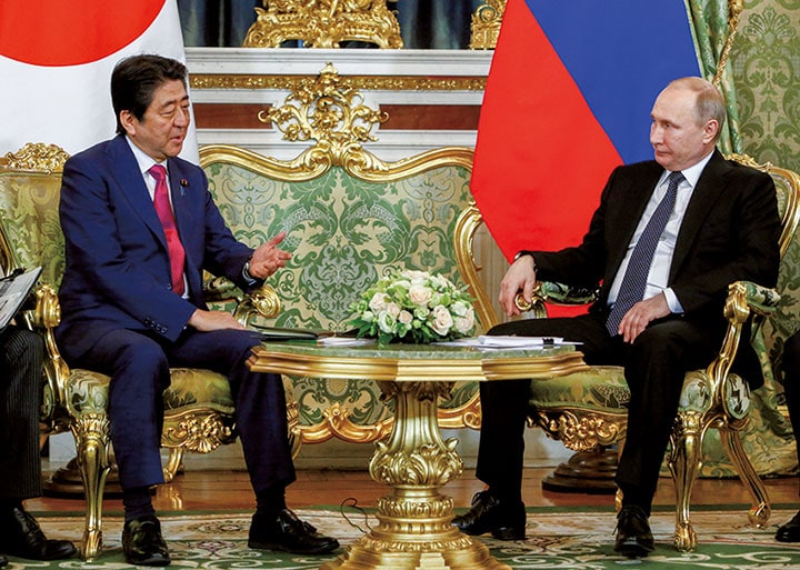 恒例行事化した日ロ首脳会談（4月、モスクワ）　Sergei Karpukhin-REUTERS