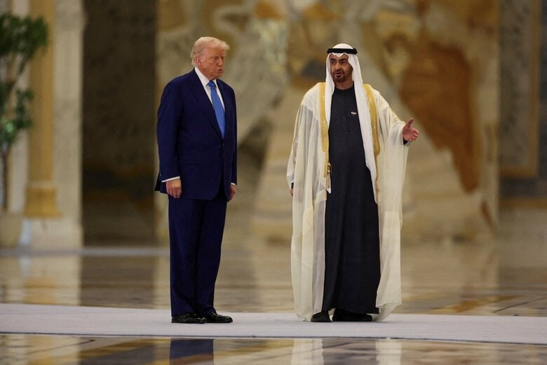 UAEのムハンマド・ビン・ザーイド・アール・ナヒヤーン大統領（右）とトランプ（2025年5月15日、アブダビの大統領官邸カスル・アル・ワタン）　REUTERS/Amr Alfiky