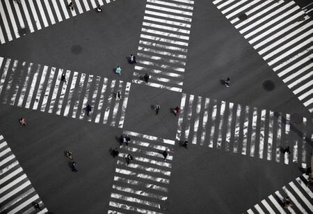 　７月１３日、東京大学大学院経済学研究科の渡辺努教授は、日銀の金融政策について、伝統的な経済指標のみならず、速報性の高いビッグデータも踏まえた政策判断が必要になるとの見方を示した。写真は４月、都内で撮影（２０２０年　ロイター／Issei Kato）