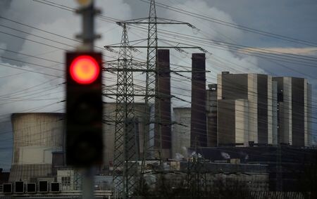 　主要７カ国（Ｇ７）首脳の一部がエネルギー危機の中、化石燃料投資の必要性を認めるよう求めていることが分かった。２人の関係筋が６月２６日、ロイターに明らかにした。写真は独電力最大手ＲＷＥの石炭発電所、バイスバイラーで２０１８年３月撮影（２０２２年　ロイター/Wolfgang Rattay）