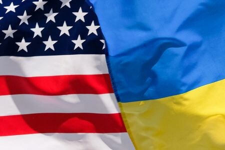 　７月７日、トランプ米大統領はウクライナに武器を追加供与すると述べた。写真は米国とウクライナの国旗。２０２３年７月、ワシントンで撮影（２０２５年　ロイター/Kevin Wurm）