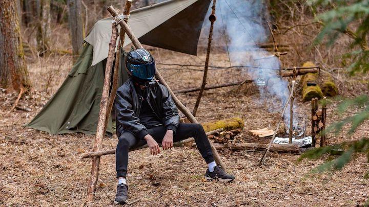 YouTuberのキャブヘイさんはSNSで常に他人と関わっている「他人軸」から離れて、自分の本能に素直に向き合えるのがソロキャンプの魅力だという。　写真＝北村勇祐