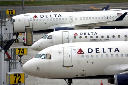 　米デルタ航空は景気悪化に対する守りを固めるため、より収益性の高いプレミアムシートを倍増させる計画だ。写真はニューヨークの空港で２０２２年６月撮影（２０２３年　ロイター／Mike Segar）