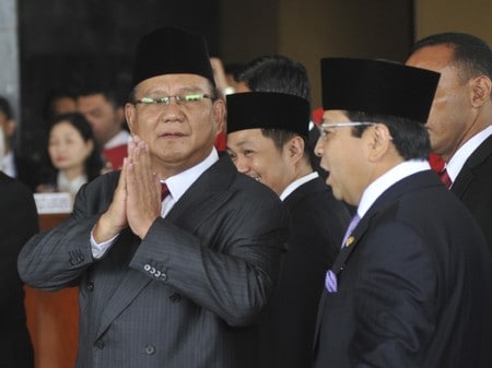 　４月１１日、インドネシアの野党グリンドル党は、２０１９年の大統領選でプラボウォ元陸軍戦略予備軍司令官（左）を党の大統領候補に擁立することを確認し、プラボウォ氏がこれを受け入れたことを明らかにした。写真は大統領就任式に出席するプラボウォ氏。ジャカルタで２０１４年１０月撮影（２０１８年　ロイター／Jefri Tarigan）