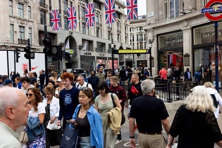 　９月１２日、英小売協会（ＢＲＣ）は、政府が提案する事業税率引き上げの対象に小売店が含まれた場合、スーパーマーケットや百貨店など国内最大手の最大４００店が閉店の危機に直面すると警告した。写真はロンドン中心部のショッピング街、７月撮影（２０２５年　ロイター／Jack Taylor）