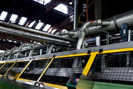 １２月５日、ドイツ連邦統計庁が発表した１０月の鉱工業受注指数（季節・日数調整済み）は前月１．５％低下した。独ゲオルグスマリエンヒュッテのスチールプラントで９月撮影（２０２４年　ロイター/Leon Kuegeler）