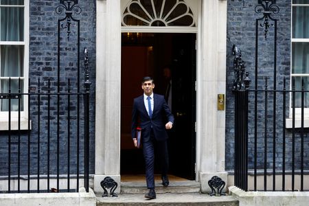 　１月１７日、英下院は不法入国した移民をルワンダに強制移送する法案を賛成多数で可決した。スナク首相は与党保守党内の強い反対意見を押しのけたことで権威に陰りが生じ、党内の亀裂が拡大するという高い代償を払うことになった。首相官邸前で撮影（２０２４年　ロイター／Peter Cziborra）