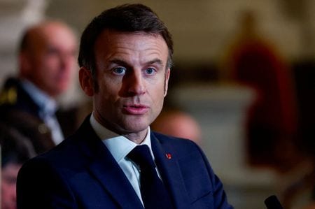 ３月１４日、フランスのマクロン大統領（写真）はロシアがウクライナでの戦争に勝ったとしてもウクライナで止まることはないとの見方を示し、欧州が平和を望むなら戦争に備えなくてはならないと述べた。パリで１２日代表撮影（２０２４年　ロイター）
