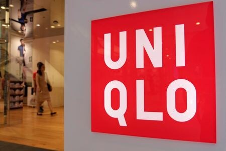　１月１６日、ファーストリテイリング傘下のユニクロは、ショルダーバッグの模倣品を販売したとして、中国発のファッション通販サイト「ＳＨＥＩＮ（シーイン）」の運営会社などを東京地裁に提訴したと発表した。写真はユニクロのロゴ。２０１４年７月、都内の店舗で撮影（２０２４年　ロイター/Toru Hanai）