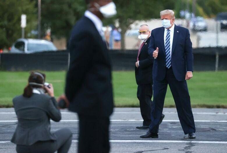 新型コロナウイルス感染で先週末に緊急入院し、前日退院したトランプ米大統領は6日、米国民が新型コロナウイルスと共に生きることを学んでいると述べた。5日撮影（2020年　ロイター/JONATHAN ERNST）