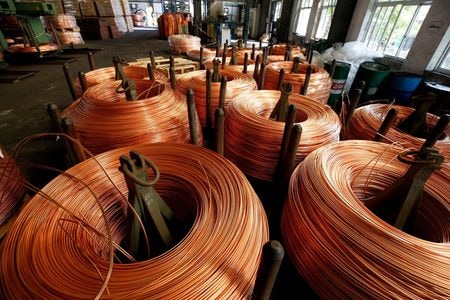 　１１月７日、中国税関総署が発表した１０月の銅輸入量（未加工銅および銅製品）は前年比１．５％減の４０万４４１４トンとなった。写真は銅棒。２０１７年８月、ベトナム・ハノイで撮影（２０２２年　ロイター/Kham）