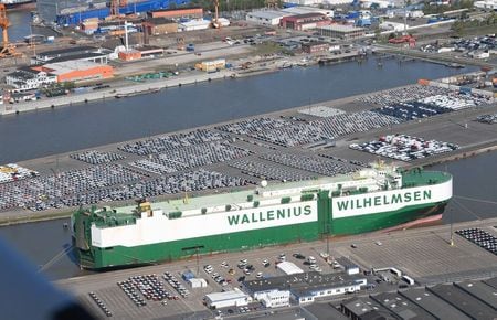 　８月７日、６月のドイツの輸出と鉱工業生産は前月から増加した。中国などからの需要が寄与した。新型コロナウイルス感染防止のためのロックダウンの打撃から回復しつつあるが、前年の水準はなお大きく下回っている。写真はブレーマーハーフェンで４月撮影（２０２０年　ロイター／Fabian Bimmer）